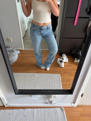 Ljusblå straight low jeans från Junkyard - Säljer ett par ljusblå jeans som e lågmidjade och raka i psssformen  från Junkyard. De är som helt nya, då de har aldrig varit använda så de är endast testade och har inga defekter eller tecken på användning. (Tredje och fjärde bilden e lånad) (Nypris: 599kr)