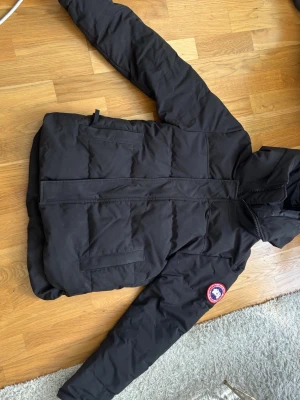 canada goose jacka äkta - Säljer en svart dunjacka från Canada Goose. nypris 16k. pris går att diskutera. skriv för mer bilder 