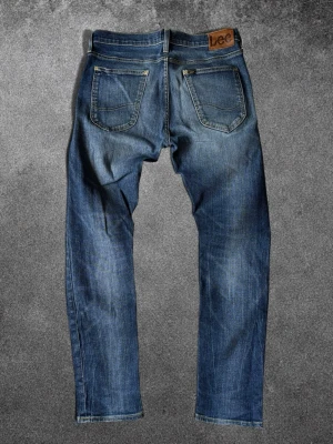 Lee Jeans  - Lee Luke Slim Tapered Jeans | Storlek W32/L32 | Använda men i mycket bra skick, inga defekter | Slim passform med avsmalnande ben | Mått: midja 42 cm, längd 103 cm | Skickas snabbt, kan gå ner i pris vid snabb affär  Mvh ActiveResell | REF: LEE-002 