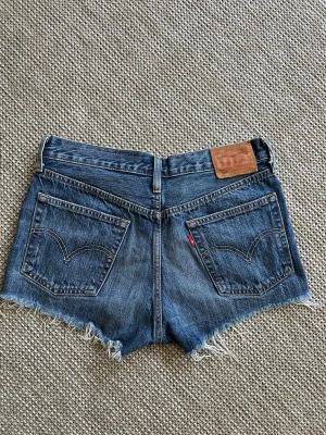 Levi’s jeans shorts  - Supersnygga Lågmidjade jeansshorts ifrån Levi’s. De är i jättefint skick och har inga defekter 😊