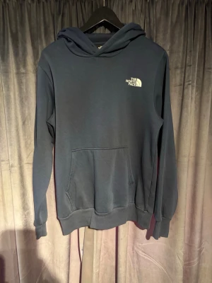 North face hoodie  - Säljer denna superfräscha hoodie från the north face! |Nypris: runt 1200kr| hör av dig vid minsta lilla!