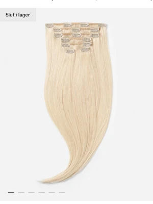Clip-in löshår - LÄS BESKRIVNING! Just nu säljer jag flera olika sorters i både längd och färg löshår från Rapunzel of sweden äkta löshår. Alla är så gott som nya då jag ägt alla i 3 månader som mest. Är det nån speciell färg och längd ni är ute efter är det bara att höra av sig, så diskuteras pris därifrån. Jag ska börja med tape extentions därför jag säljer alla. Har sammanlagt 10 paket med olika blonda färger i. Inget slitage på håret då jag aldrig använt värme på det! 