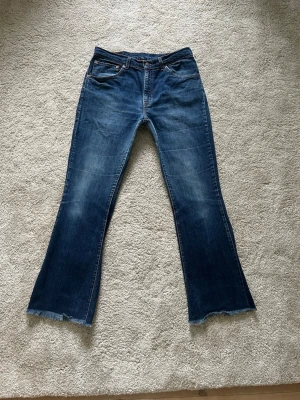 Blåa Levis 525 Bootcut Jeans Storlek W34 L32 - Mycket fina Levis Jeans i blå färg. | Jeansen är i mycket bra skick och sparsamt använda. |  Äkta som allt annat jag säljer! ✅ |  Storlek: W34 L32| Skick: Mycket Bra Skick - (SE SISTA BILDER)| Färg: Blå | Märke: Levis | Modell: Jeans |   Hör gärna av dig vid frågor så svarar jag så fort jag kan! 😁 |  (SKU - 211)