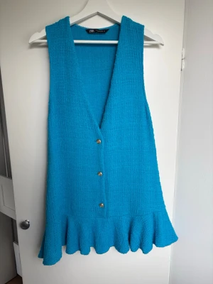 Miniklänning - En miniklänning från Zara som passar perfekt nu till sommaren. Pris kan diskuteras!