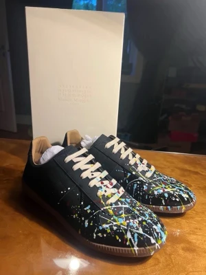 ÄKTA Maison margiela paint splatter MED KVITTO - Svarta maison margiela gats med kvitto såklart. Kan gå ner i pris. Äktenhetsbevis finns också.✅✅
