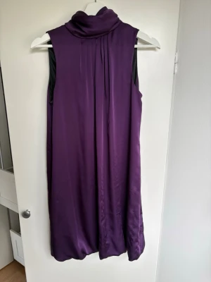 Midi klänning  - Midi klänning i satin som är halterneck. 