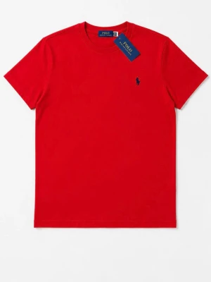 Röd t-shirt från Polo Ralph Lauren size medium - Klassisk röd t-shirt från Polo Ralph Lauren med rund halsringning och korta ärmar. T-shirten har den ikoniska broderade loggan på bröstet och är tillverkad i mjuk bomull för en skön känsla. Perfekt till jeans eller shorts.