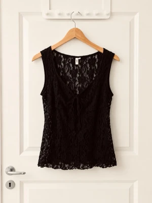 Svart spetslinne med v-ringning - Snyggt svart ärmlöst linne i spets med v-ringning och knyt fram. Perfekt för dig som gillar en feminin och trendig stil. Luftigt material som passar till många olika outfits. DM FÖR FLER BILDER 💕