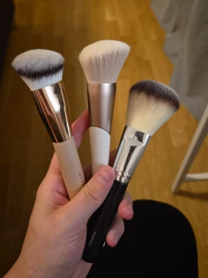 Set med tre stora sminkborstar - Skriv vid funderingar på vilka borstar det är går att köpas sepparat också