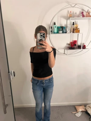 Ljusblå bootcut jeans - Ljusblå lowwaist Boothcut jeans från hm storlek 158 bälte ingår 