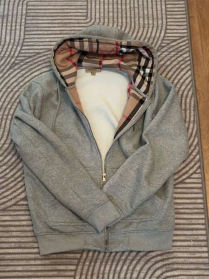 Grå zip hoodie från Burberry - Använd cirka 4-5 gånger mycket fint skick priset kan disluteras