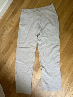 Beiga raka linnebyxor - Snygga och luftiga linnebyxor i beige med rak passform och resår i midjan. Perfekta för en avslappnad och stilren look. Materialet är lätt och andas, vilket gör dem sköna att bära under varma dagar. Inga lappar kvar, var för stora så aldrig använda. 