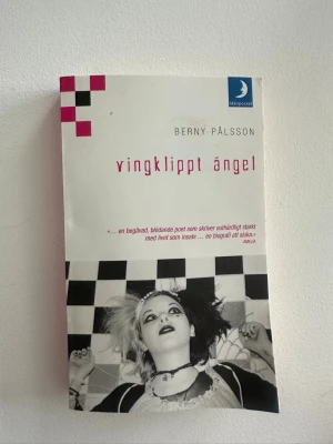 Vingklippt ängel av Berny Pålsson - En stark och gripande självbiografisk roman av Berny Pålsson. Boken har ett vitt omslag med svartvita och rosa detaljer samt ett foto på författaren. Utgiven av Månpocket. Perfekt för dig som gillar självutlämnande och poetisk litteratur.