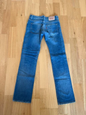 Levis jeans  - Ett par Levis jeans med sjukt fin tvätt och till ett riktigt fyndpris! Byxorna är i storlek 30/34 Och har innebens längd på 80cm och midja sida till sida på 37cm. Byxorna är i fint skick utan några konstigheter. Skulle det vara några frågor så skriv annars fritt fram att köpa! (Postar inom 24h)