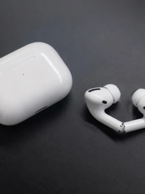 AirPods Pro New Gen - Säljer mina äkta Apple AirPods Pro 2 i mycket fint skick. Fungerar felfritt utan några problem. Laddningsetuiet har endast minimala bruksspår och hörlurarna är väl omhändertagna.  • 100 % fungerande • Original Apple AirPods Pro 2 • Nollställda och redo för ny användare • Kan testas vid köp  Säljes då de inte används längre. Äkthetsbevis finns.
