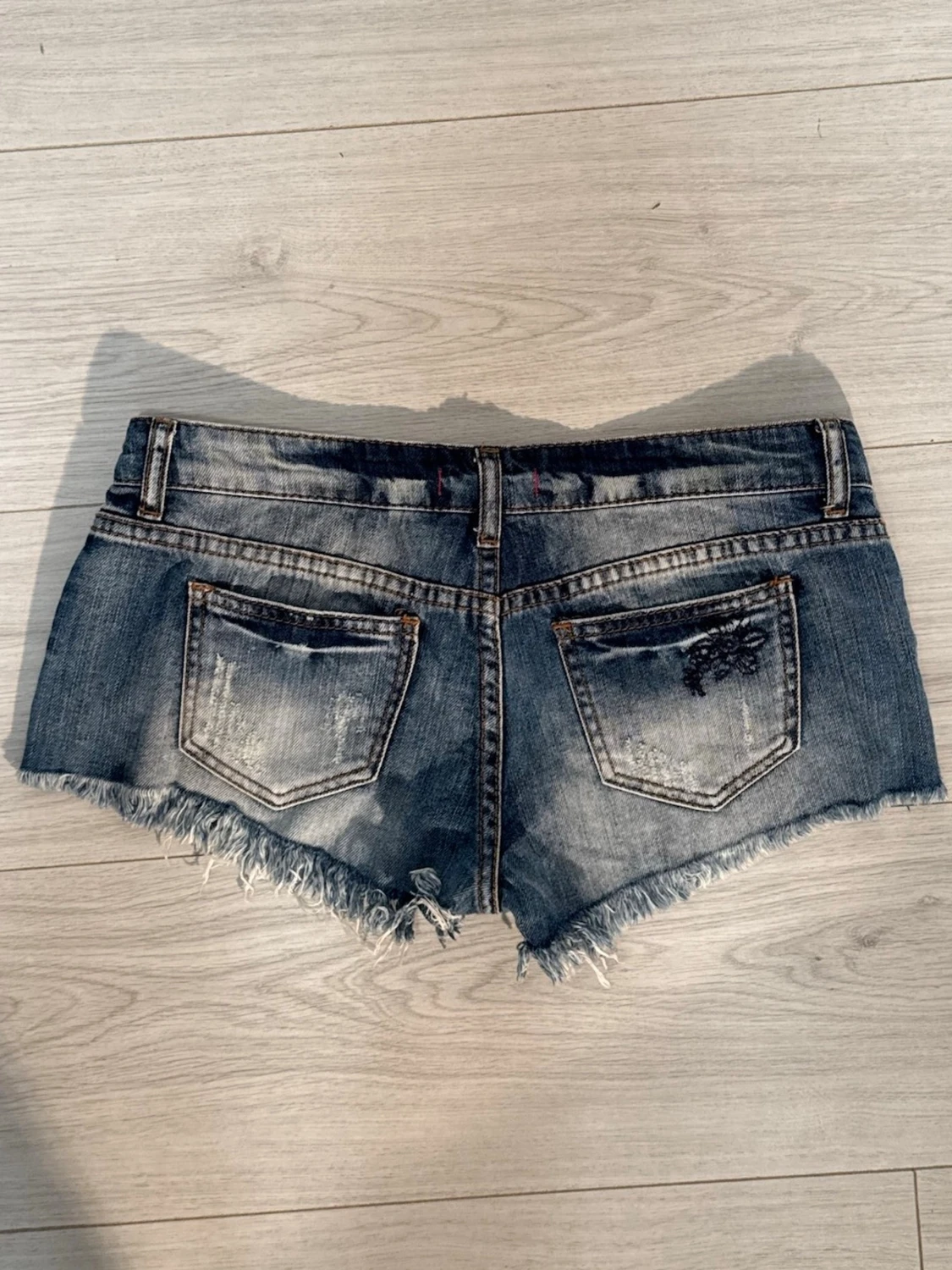 Low jeansshorts med broderi 20052 - 5