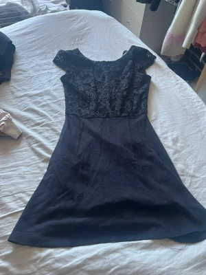 Svart spetsklänning med kort ärm - 3 klänningar för 300kr (100kr/st.) 
