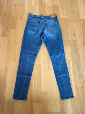 Levis jeans  - Ett par Levis jeans med sjukt fin tvätt och till ett riktigt fyndpris! Byxorna är i storlek 30/32 Och har innebens längd på 76cm och midja sida till sida på 38cm. Byxorna är i fint skick utan några konstigheter. Skulle det vara några frågor så skriv annars fritt fram att köpa! (Postar inom 24h)