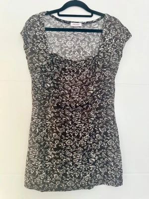 🤎🌸 Säljer en brun blus med vitt blommönster 🌸🤎 - 🤎🌸 Säljer en brun blus med vitt blommönster 🌸🤎  ✨ Märke: Orsay 🌿 Skick: mycket bra 📏 Storlek: M  📐 Mått: • Byst: 86 cm (stretchas upp till ca 112 cm) • Längd: 65 cm  💖 Blusen har en fyrkantig urringning och rynkningar över bysten, vilket ger en feminin och smickrande passform. Ett tidlöst plagg som passar både till vardag och finare tillfällen. 