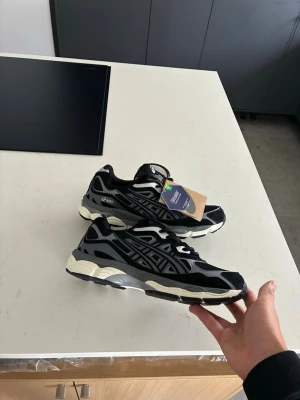 Asics gel-nyc - Asics skor helt nya aldrig använda. Finns storlek 44 & 45. Perfekt nu till slutet av sommaren när skolan börjar för sticka ut. Skickas samma dag eller dagen efter 