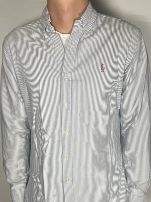 Ralph Lauren skjorta - 👕 Plagg: Skjorta                                                     📏 Storlek: M                                                            🏷️ Märke/Modell: Ralph lauren Slim Fit                                   ✨ Skick: Fint skick                                                        💬 Vid frågor är det bara att skriva!                                                                                          🛍️ Gramenti