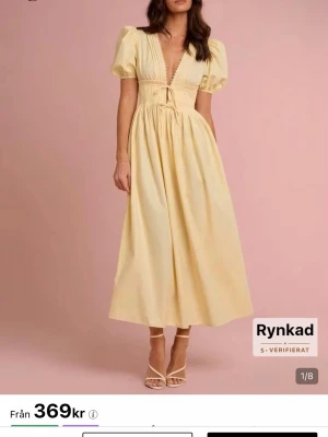 Klänningar  - Jag säljer dessa kläder pga att retur tiden gått ut och jag kan därför inte returnera kläderna. Därför får ni plaggen på 25% rabatt. Köper ni alla får ni 40% rabatt. Priset på annonsen är för alla plagg efter 40% rabatt. Storlek på skorna är 36. Kläderna är helt nya, endast provade. 