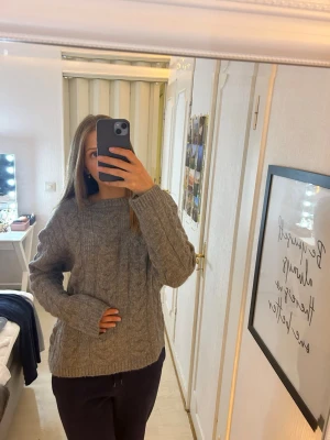 Grå stickad tröja  - En gosig grå stickad tröja som passar perfekt till hösten🥰🥰