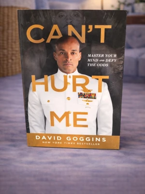 Can't Hurt Me (Normal size – not pocket) - Skick: Helt ny bok. Omslag: Paperback. Förpackning: I sitt originala plastomslag. Från: Stockholm. Snabb leverans inom Sverige.  Kika gärna in på min profil för fler böcker som säkert kan intressera dig. Beställ gärna flera böcker samtidigt och spara på frakten, du betalar bara frakt en gång.