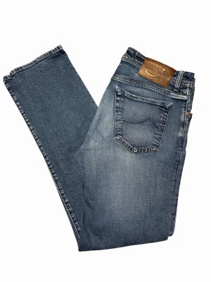 Jacob cohën jeans  - Säljer ett par jacob cohën jeans i väldigt bra skick i storlek W33. Otroligt feta och passar till allt. Vid fler frågor och funderingar kontakta mig.