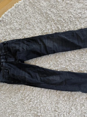 Replay anbass jeans  - Säljer ett par Replay anbass slimfit eftersom dom är för små och inte används längre. Storlek W32 L32. Köpta på johnells för 1599 om jag minns rätt. Tveka inte på att höra av dig!
