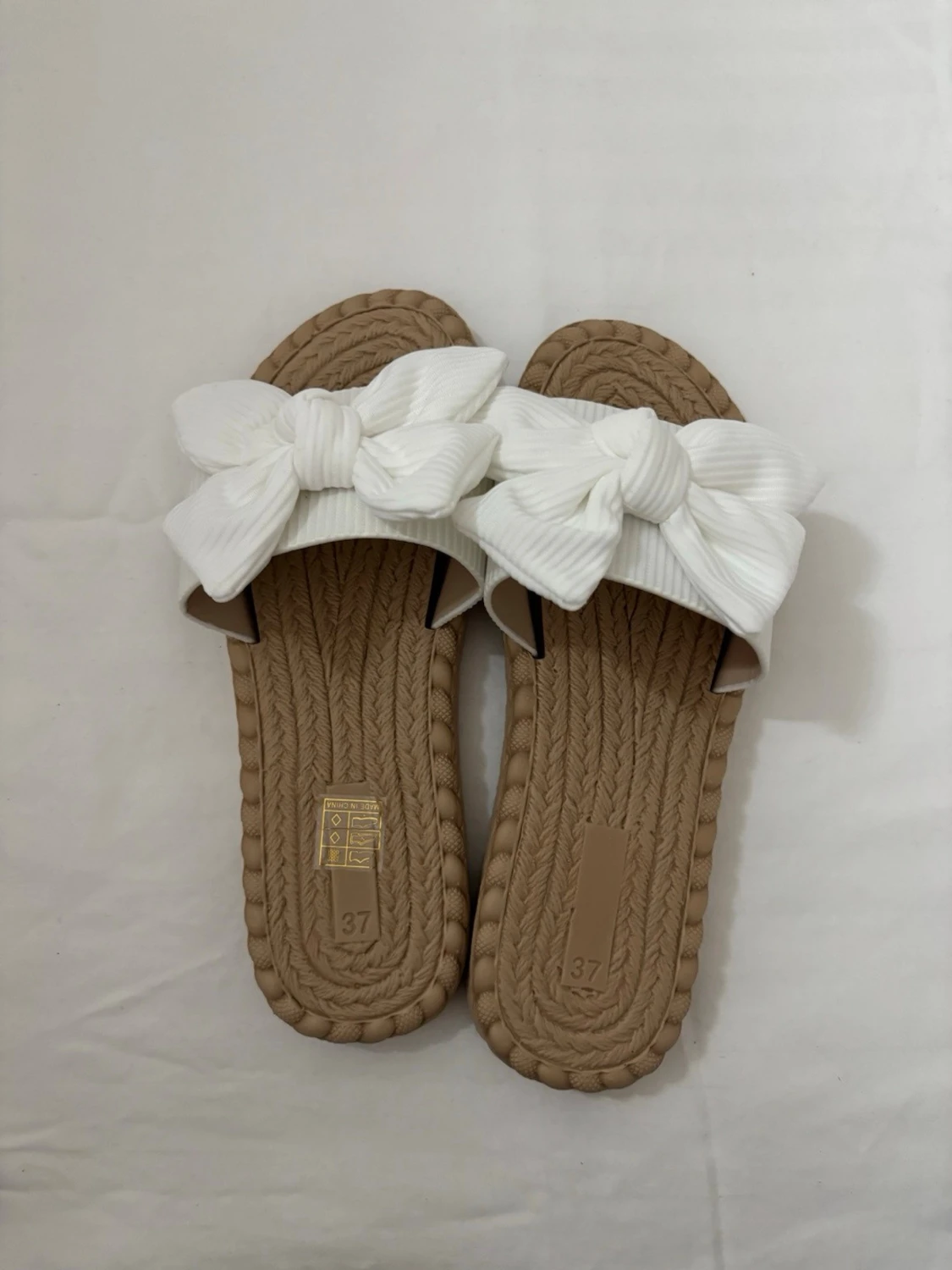 Beige sandaler med stora vita rosetter - 2