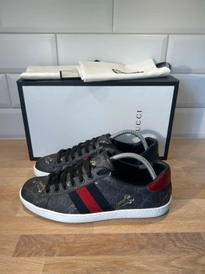 Gucci Ace Tiger - Gucci Ace i nästintill nyskick | Storlek: 42 kan passa 43 | Ingår: Box och dust bag | Vid frågor eller diskussion om pris är det bara att skriva✍🏼| Frakt inom 48h📦