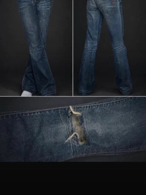 Vintage jeans - Säljer dessa as snygga jeans som sitter ungefär som stoleck 32/34. Tyvärr för små för mig så måste sälja dom. Byxorna har en slittning vid knäna som jag gjorde själv innan det tidigare bilderna togs (syns på bilden där nere). Midja 36 cm rakt över, innerbenslängd 80 cm