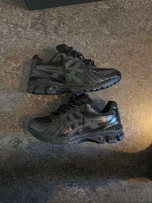 Asics kayano 14 - Helt svarta Asics aldrig använda som passar med mycket. NO BOX!!! Kan gå ner vid snabb köp!!! Storlek 44 men passar små 