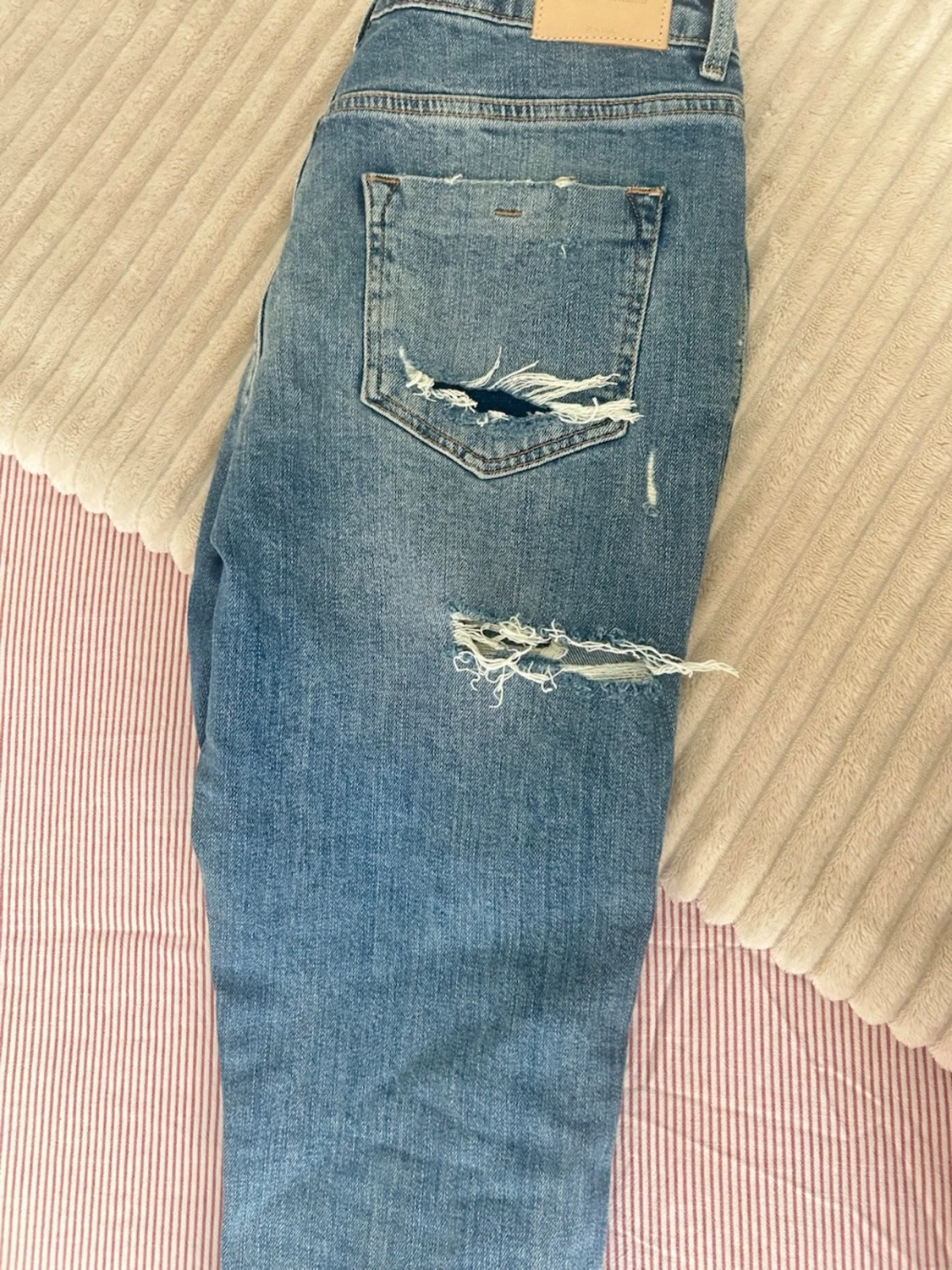 Blå slitna jeans med hål - 5