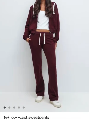Vinröda low waist mjukissett - Vin rött mjukis sätt från Gina tricot knappt använt säljer både byxorna och zip tröjan 