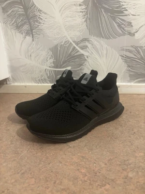 Svarta Adidas Ultraboost 1.0 - Helt nya oanvända Adidas Ultraboost 1.0 i färgen svart. Har tyvärr ingen box så man får endast skorna. Diskuterbart pris. Tveka inte att dm:a vid intresse eller funderingar❗️