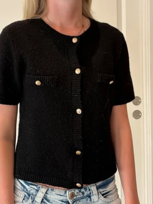 Svart stickad blus från Gina Tricot - Storlek 170. Bra skick, priset kan diskuteras