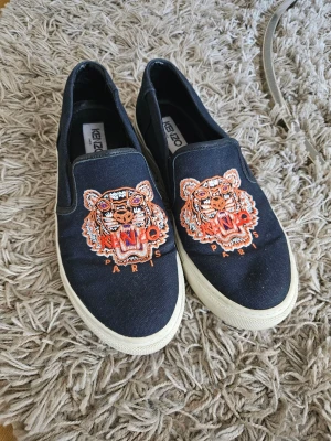 Kenzo Skor  - Kenzo skor strl.40 normala i storleken  Använda ett fåtal gånger men jag får bara inse att dom är för stora så får sälja dom vidare. Skorna är I jättebra skick som synes på bilderna.
