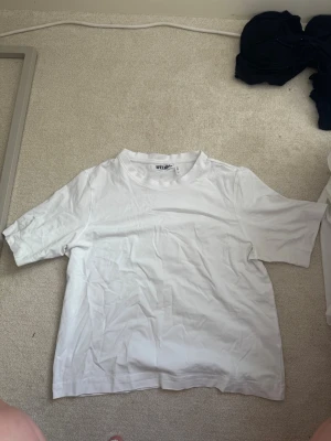 Vit och svart t-shirt från Weekday - Svart + Vit t shirt ifrån Weekday. Säljer då de är för korta för mig, 150kr för båda annars 100 för en av de