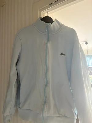 Zip tröja - En Lacoste zip tröja som är blå använt några gånger 
