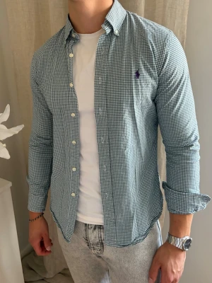 Grön/vit rutig Ralph Lauren skjorta - 💜 Säljer en riktigt snygg Ralph Lauren skjorta i grön/vit rutigt mönster med lila logotyp.  Storlek M (men har krympt i tvätt så sitter som en XS/S) Fint skick och inga skador!
