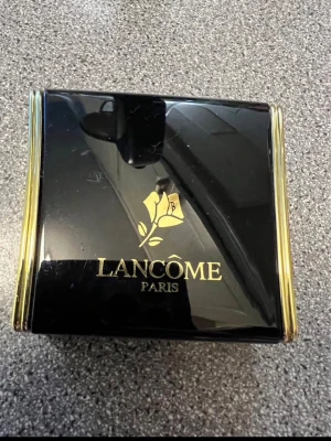 Lancôme ögonskuggspalett 6 färger - Snygg ögonskuggspalett från Lancôme med sex olika nyanser i blått, rosa, lila och korall. Paletten har en lyxig svart och guldig förpackning med spegel i locket. Perfekt för att skapa kreativa och färgstarka ögonmakeuper.