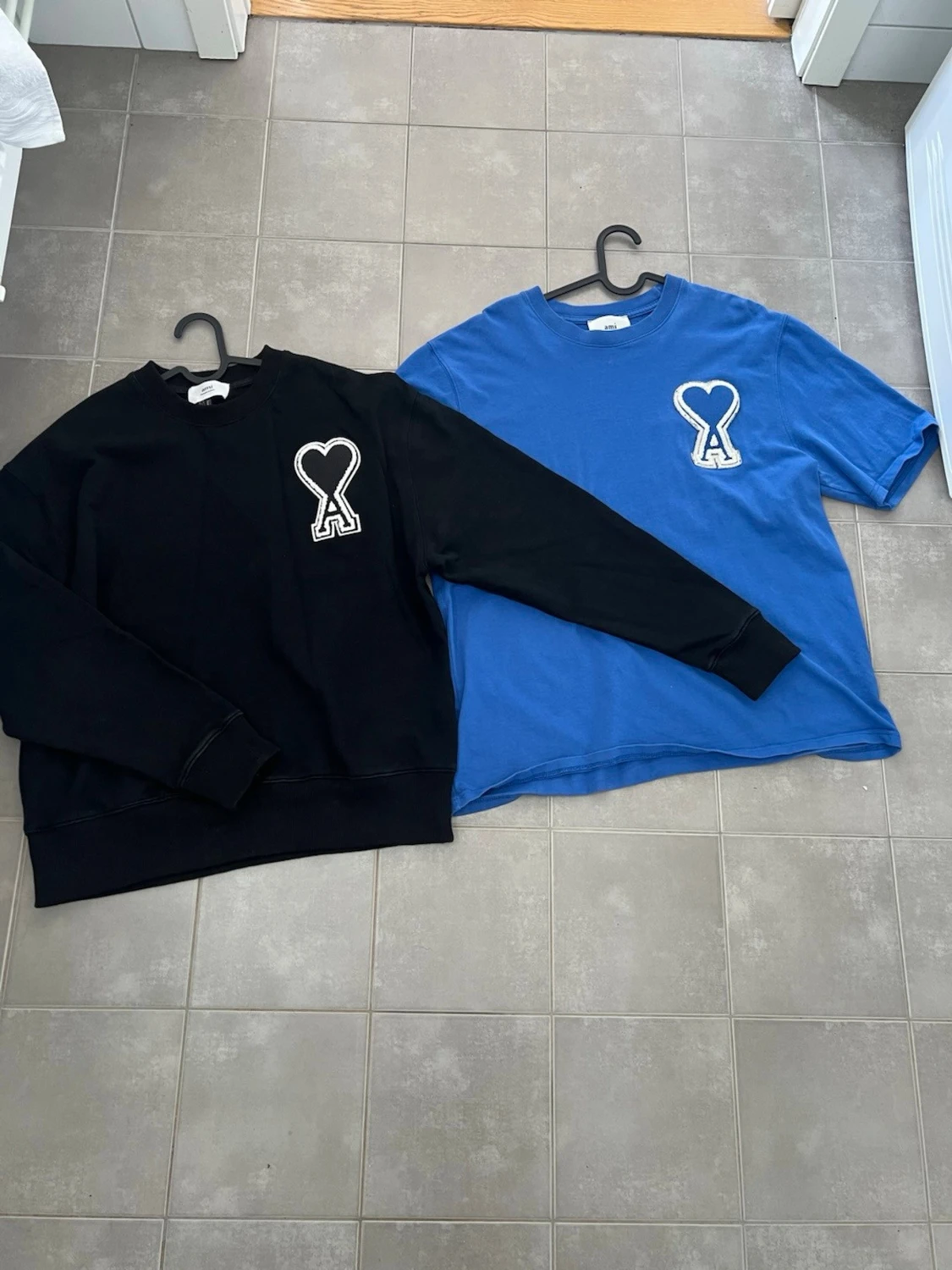 Svart sweatshirt och blå t-shirt Ami