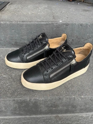 Giuseppe zanotti skor - Riktigt feta Giuseppe skor. Storlek 42. Använda ett par gånger annars är skicket suveränt!
