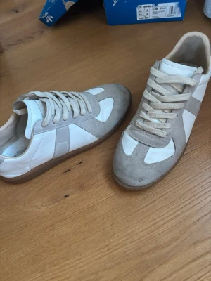 Maison margiela gats - Hej 👋 skornas skick är 7/10 utan defekter, men det finns tecken på användning. Endast skorna ingår. Frakt inom 24 h ‼️