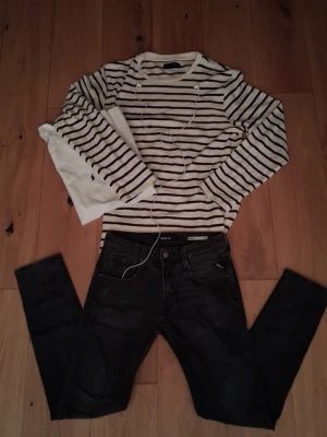Sällsynt 2000s Vintage Randig Långärmad - Snygg vit långärmad tröja med marinblå ränder. Gjort av mjuk bomull och passar som både tröja över t-shirts men också som första plagg. 👍 Står large men passar bättre för medium, large passar också men fungerar bättre med medium. Tvärfet tröja som passar till sköna och simpla outfits 🔥 Pris kan diskuteras, har du några frågor är det bara att skicka ett meddelande 😄