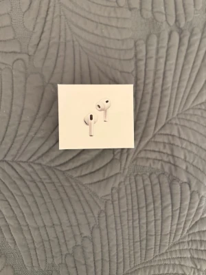 Apple AirPods Pro 3 trådlösa hörlurar - Säljer ett par vita Apple AirPods Pro 3 i originalförpackning. Trådlösa in-ear hörlurar med stilren design och kompakt laddningsetui. Perfekta för musik, samtal och träning. Levereras i snygg, minimalistisk kartong.