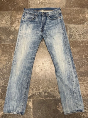 Levi’s Selvedge jeans 501 - Blåa Levi’s selvedge jeans i modellen 501xx 1947. Köpta i Japan i storlek W34xL34. Gjord i bättre kvalitet än vanliga Levi’s vilket märks. 100% bomull.