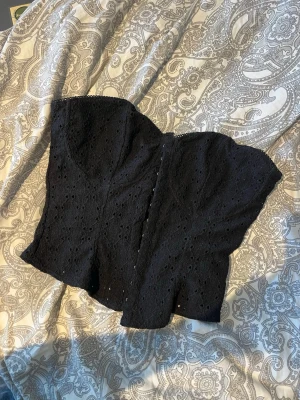 Korsettopp - Svart korsettopp från H&M🥂Storlek S